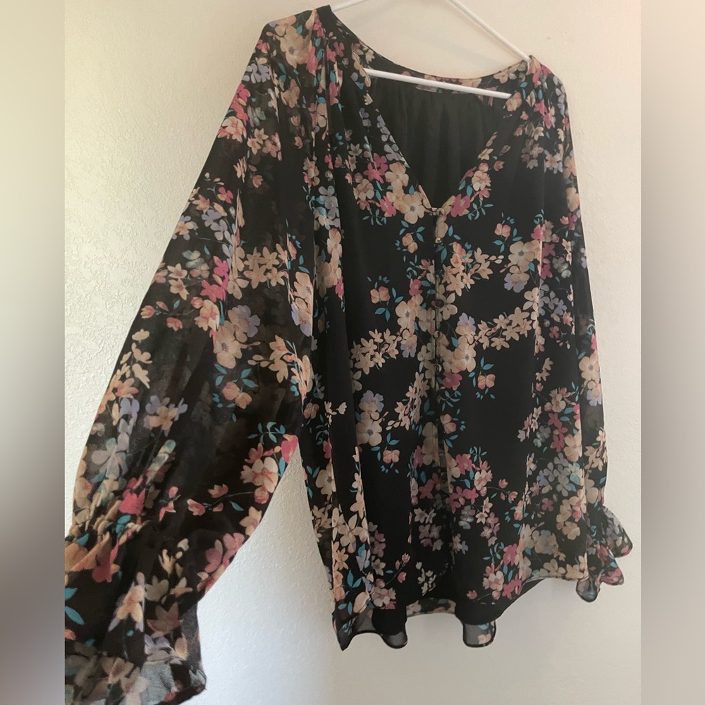 Bundle 4 for $20 Flowy floral blouse with V neck and Bishop sleeves 🌸 XL - Picture 2 of 8